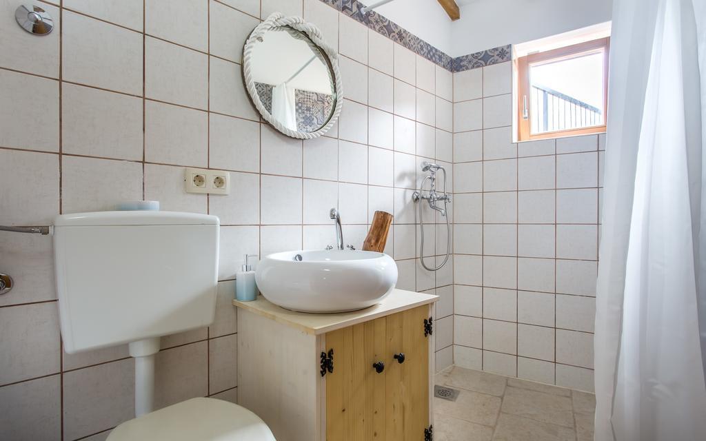 Villa Cima Vrbnik Eksteriør bilde